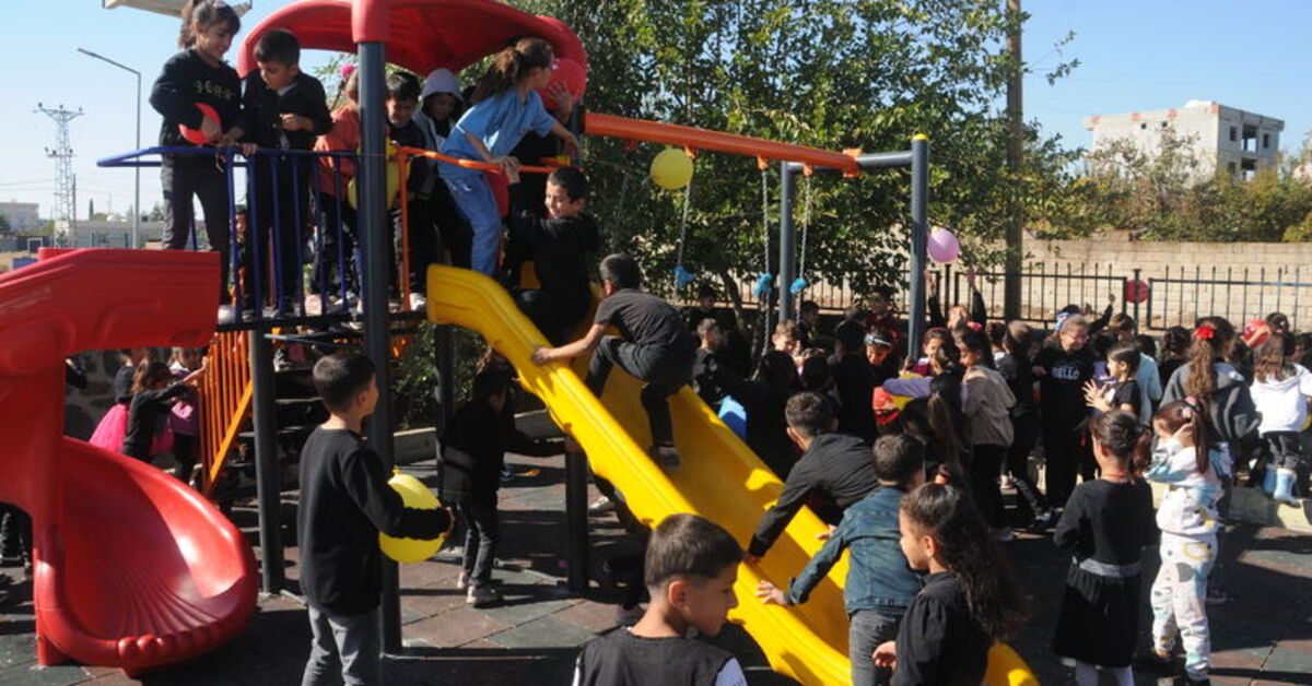 Cizre Kaymakamlığı 25 okula çocuk oyun parkı yaptı