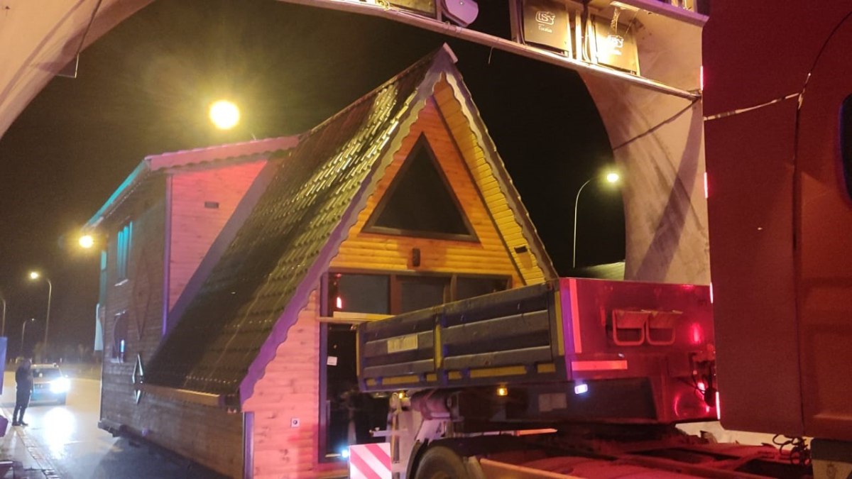Sinop’ta bungalov ev taşıyan tır, tünel girişine takıldı