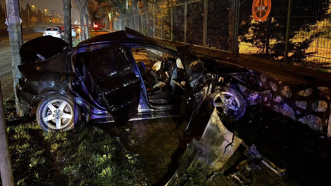 Bursa’da ağaca ve aydınlatma direğine çarpan otomobildeki 2 kişi yaralandı