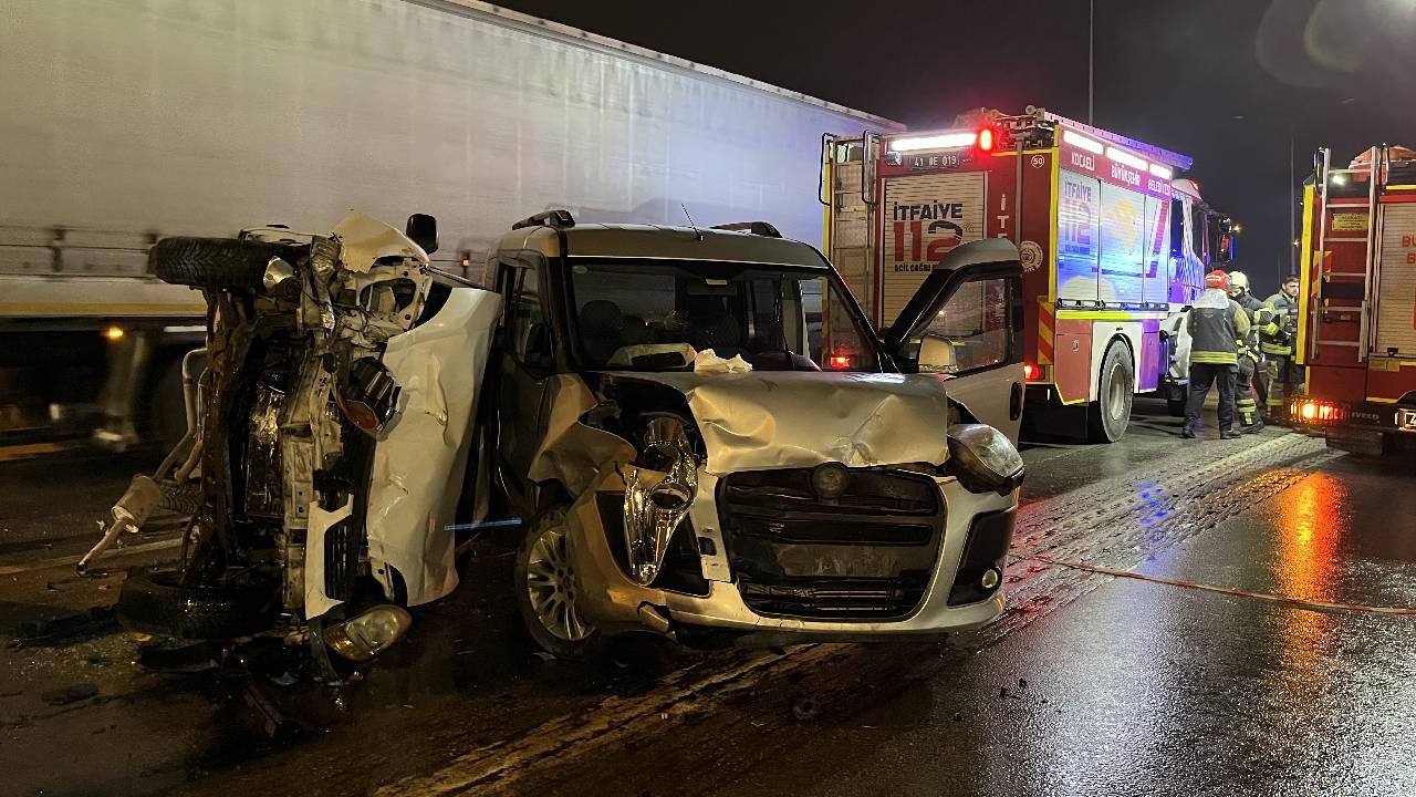 Kocaeli’de 3 aracın karıştığı zincirleme kazada 4 kişi yaralandı