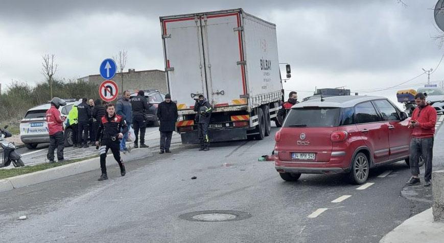 Arnavutköy’de feci kaza! Kurye kamyonun altında can verdi