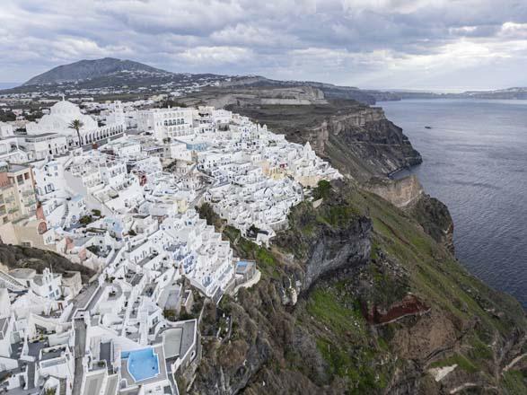 Ege’de deprem kabusu sürerken, Santorini hayalet adaya döndü