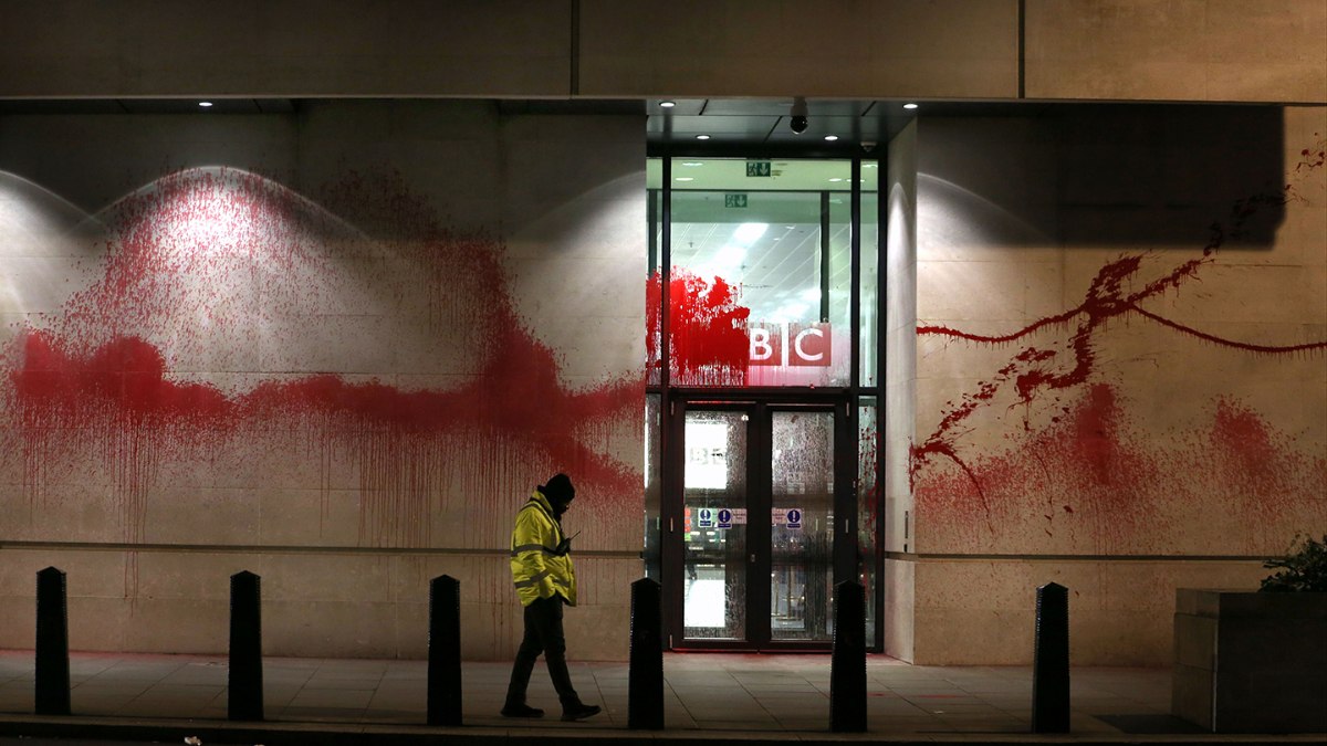 İngiltere’de aktivistler ‘Gazze için’ BBC’nin binasını kırmızıya boyadı