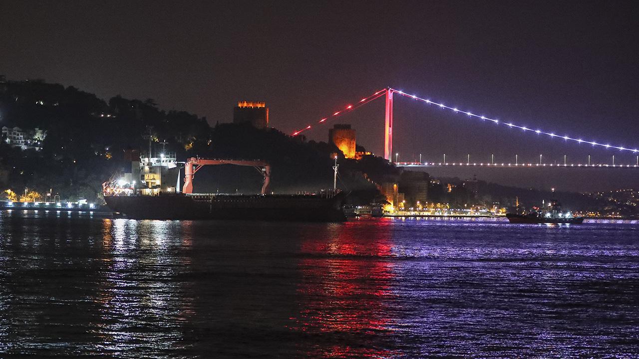 İstanbul Boğazı gemi trafiğine açıldı