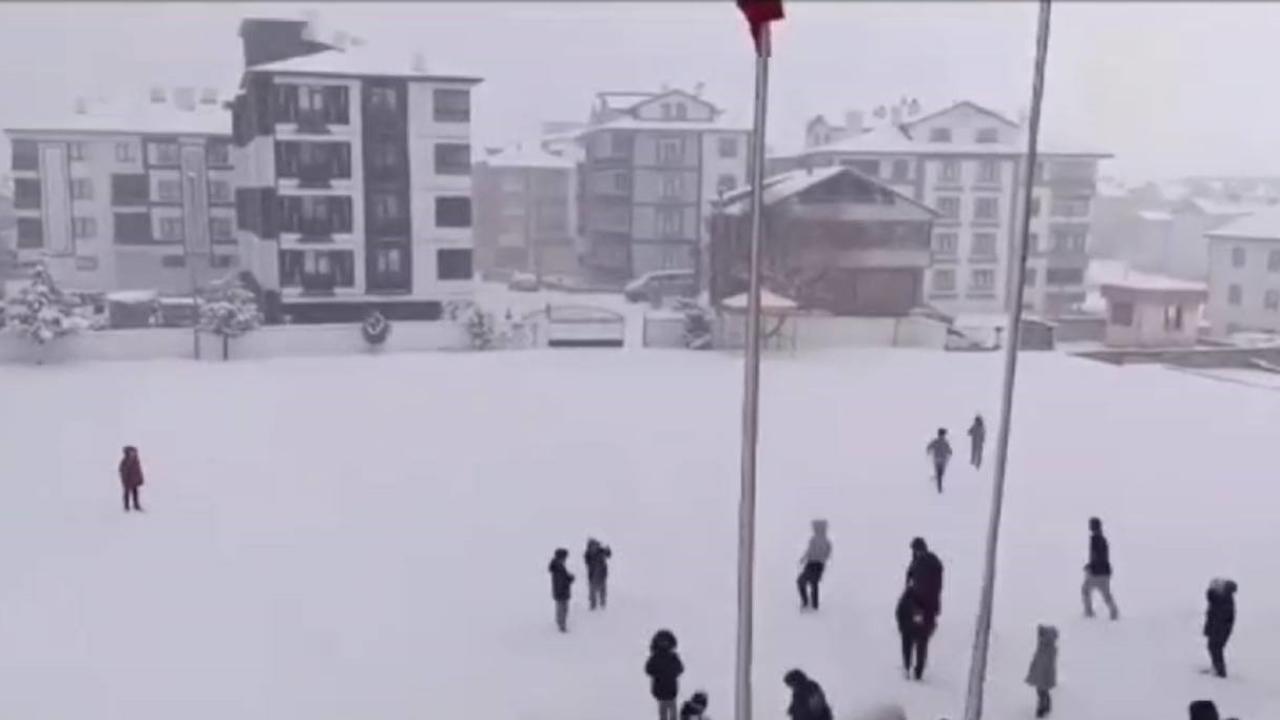 Müdürün anonsuyla bahçeye çıkan öğrenciler öğretmenleriyle kartopu oynadı