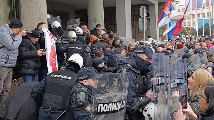Sırbistan’da kazayı protesto eden kalabalık polise yumurta fırlattı