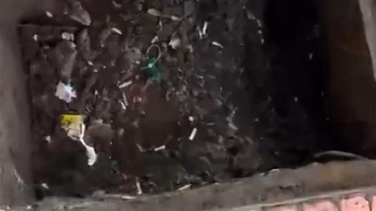 Marmaris Kapalı Çarşı’da vatandaşlar tıkanıp taşan lağımları kendileri temizlemeye çalıştı