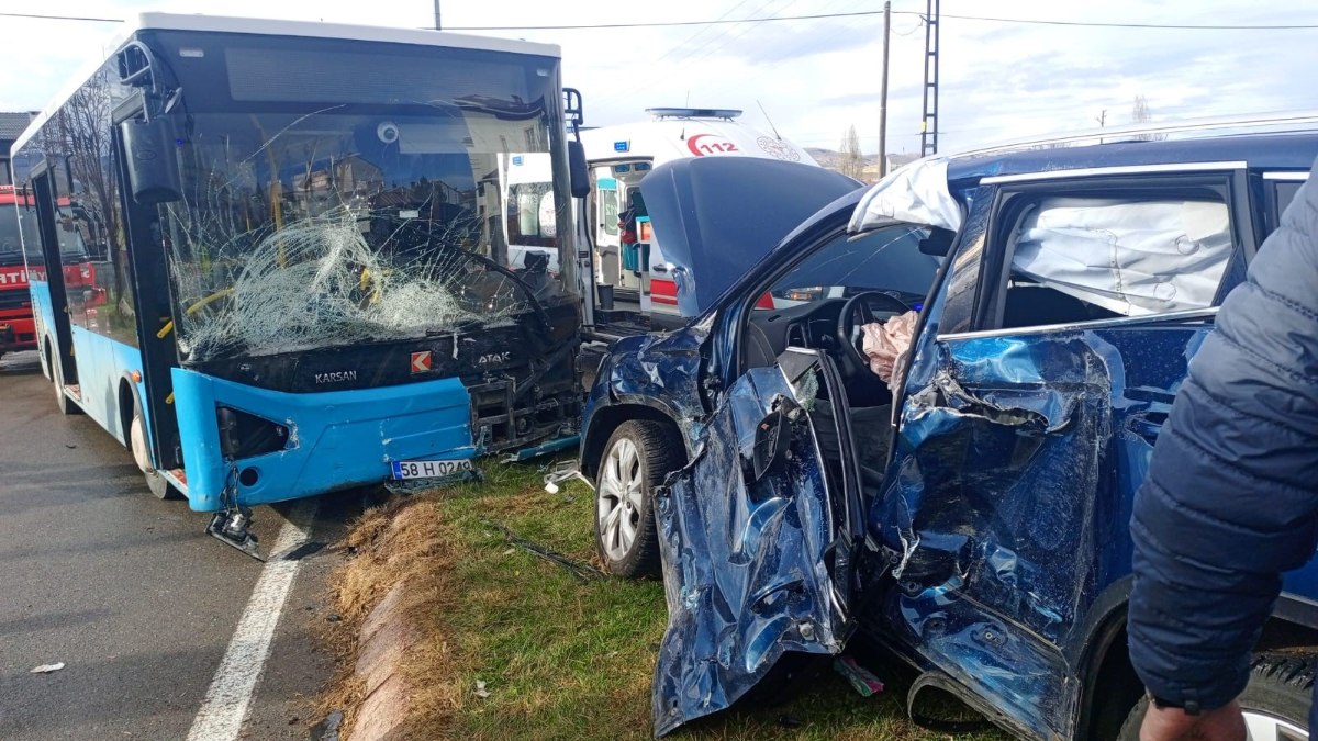 Sivas’ta halk otobüsü ile cip çarpıştı: 3 yaralı