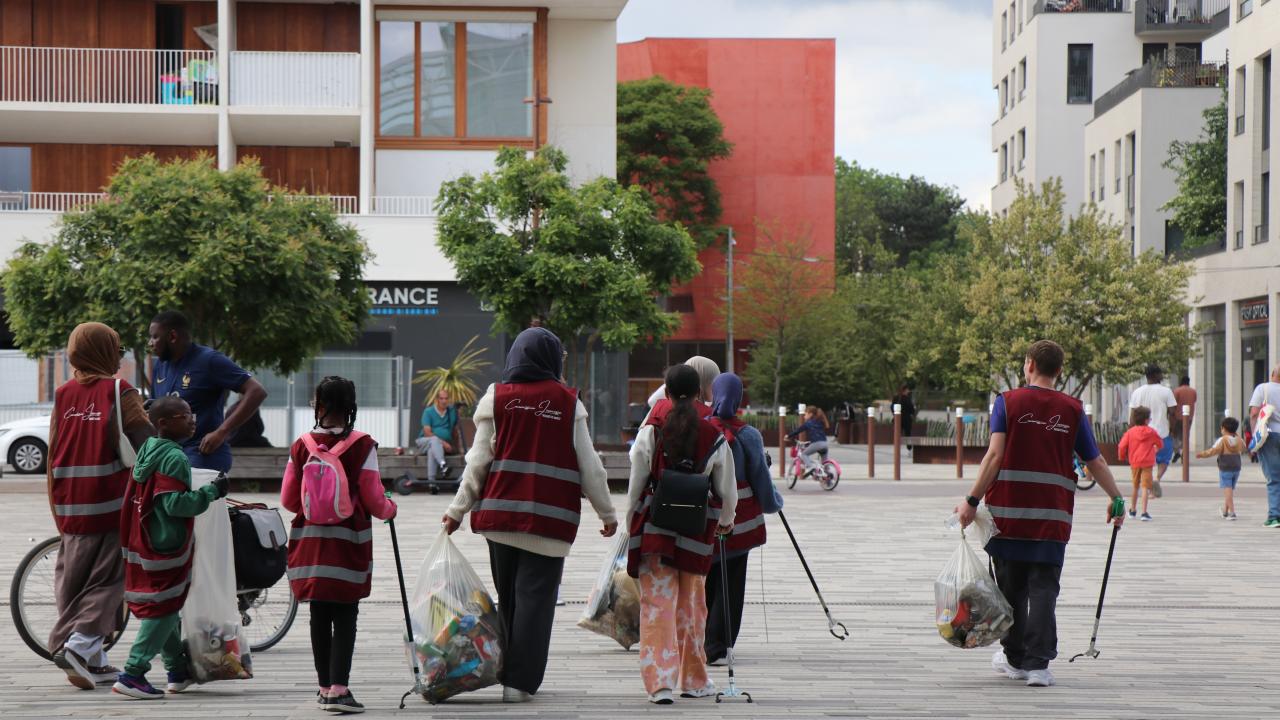 Fransa’nın 19 şehrinde çevreye duyarlı Müslümanlar çöp toplayarak temizliğe dikkat çekti